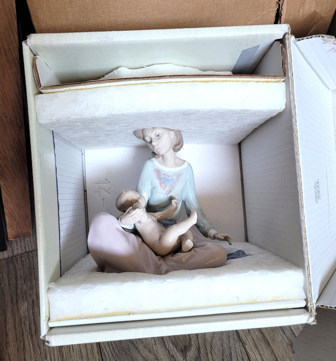 Lladro #5845 Dressing the Baby – Good Find Stores
