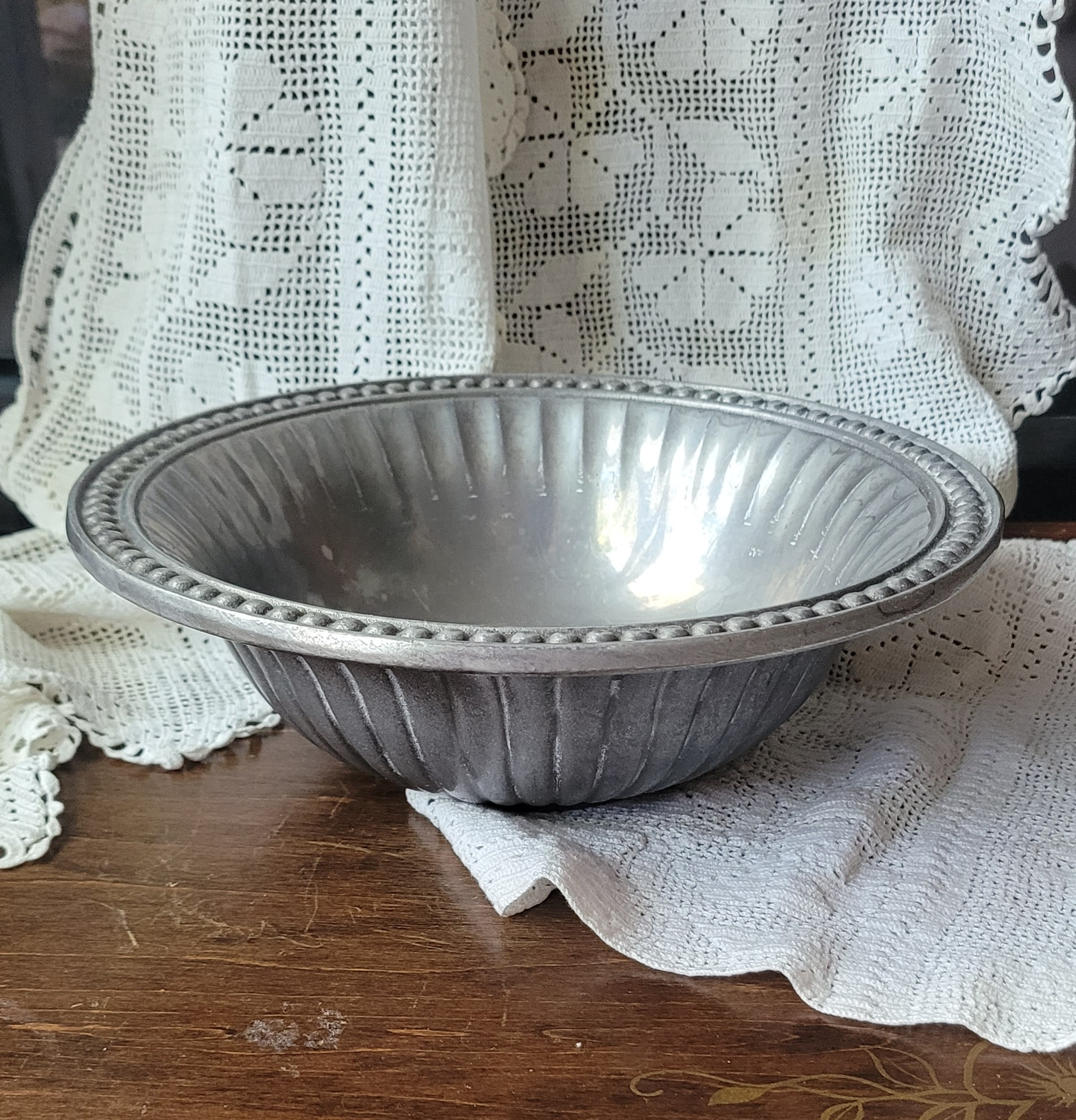 Vintage Wilton Co. bowl 9"