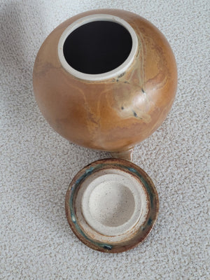 Fine ceramic vase / jar by Allen Anderson